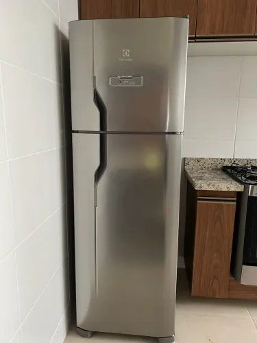 Geladeira Eletrolux inox 371L - extremamente nova