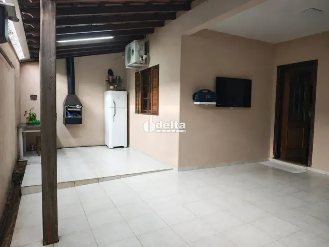 Casa com 3 quartos sendo 1 suíte disponível para venda no bairro Brasil em Uberlândia-MG