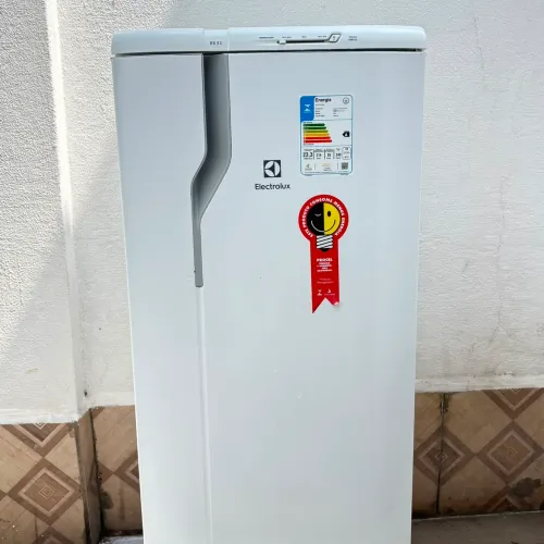 Vendo geladeira Eletrolux pouco tempo de uso