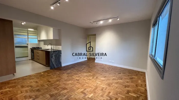 Apartamento Recém-Reformado com 3 Dormitórios à Venda em Moema