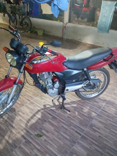 Vende-se uma moto CG 125,ano 2002/2003 cor vermelha.
