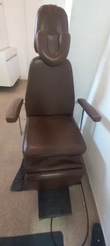 Cadeira estética e consultório com pedal elétrico