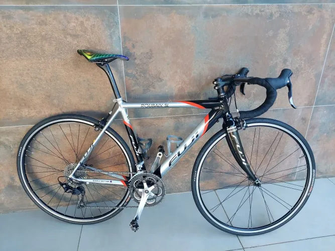 Fuji Speed 8,5kg | Shimano 105 2x10 | Carbono | Quadro 52 | Aro 700
