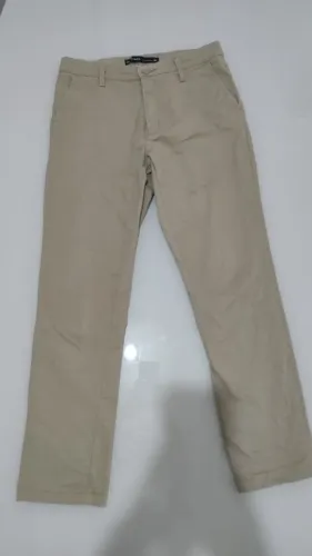 Calça sarja chino da Marfinno, cáqui, veste 38