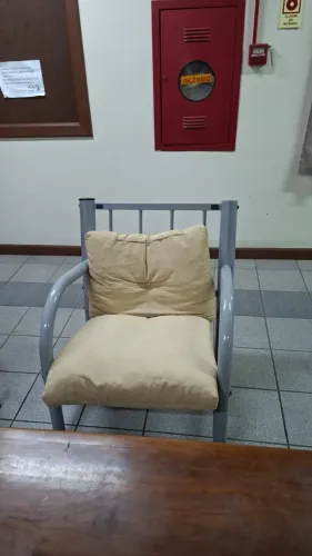 1 Poltrona de 2 lugares e 2 de 1 lugar com estrutura de ferro