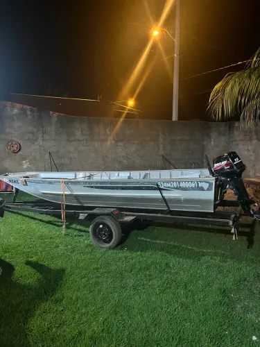 Barco com motor e carretinha