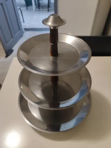 FRUTEIRA/DOCEIRA VINTAGE 3 ANDARES AÇO INOX COM HASTE DE MADEIRA
