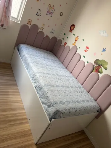 Cama infantil com escada, tem cama auxiliar e vira cama de casal,