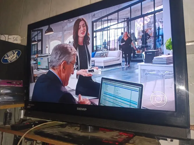 Vendo TV LCD já com conversor digita não é esmart l 32 polegadas funcionado 
