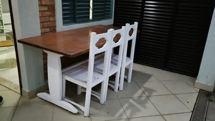 Retirar no Jardim Miriam chegou o primeiro leva mesa com três cadeiras estilo rústico
