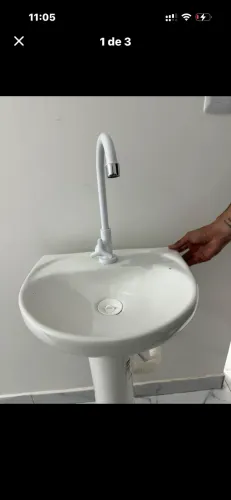 Pia de banheiro com coluna e torneira