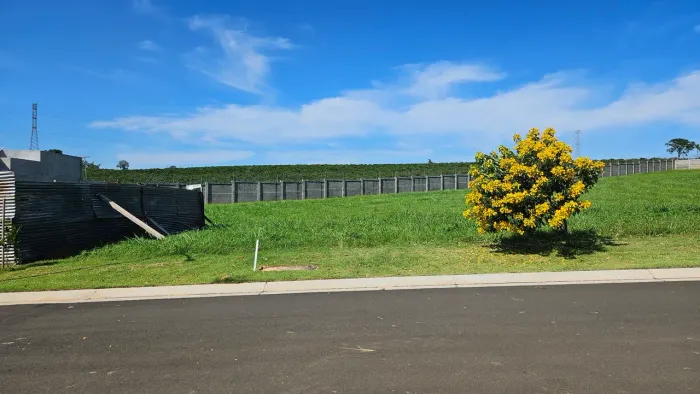 Terreno em Condomínio Alto Padrão com Lagos e extensa área verde - Interior de SP