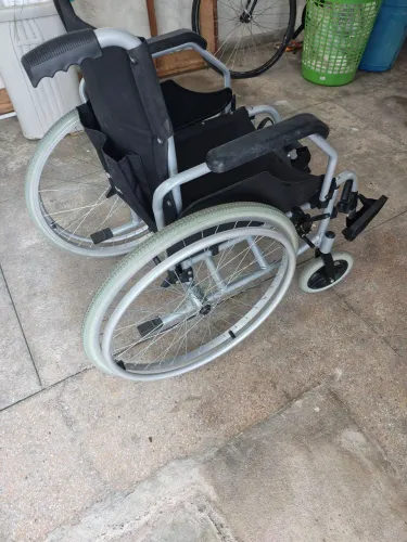 Cadeira de rodas de alumínio semi nova 