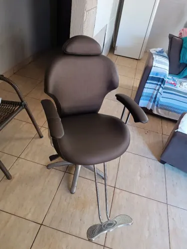 CADEIRA DE SALÃO COM ALGUNS DETALHES