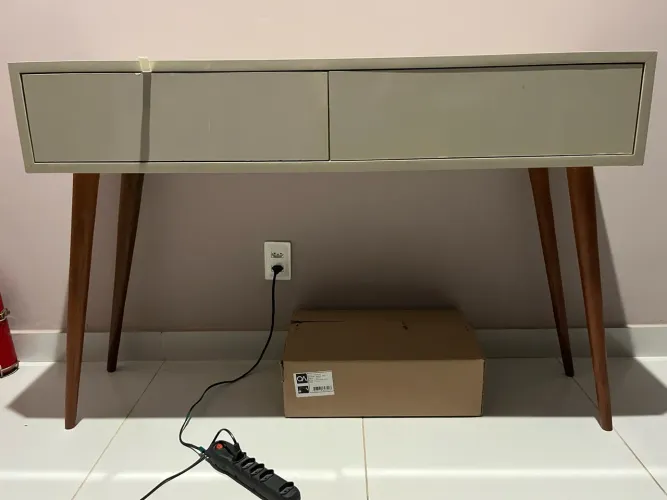 Aparador sala de estar madeira revestida em laca areia, com pés de madeira, 2 gavetas.