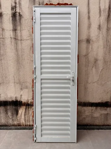 Kit Porta Alumínio de Giro Direito Branca 210x70cm Veneziana