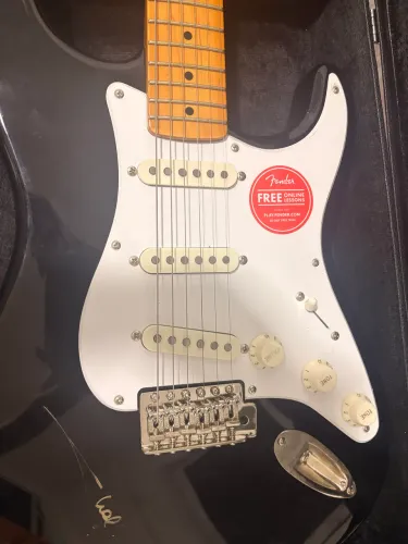 Guitarra Squier autógrada pela Shakira