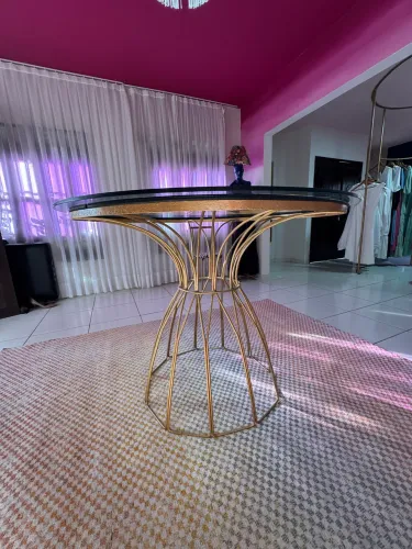 Mesa design exclusivo | Metalon dourado e tampo de vidro
