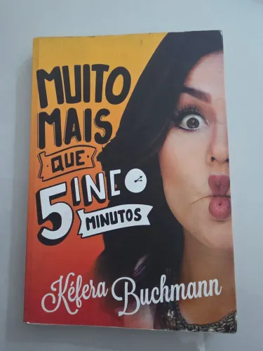 Livro "Muito Mais que 5 Minutos" da YouTuber Kéfera Buchmann