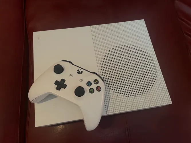 Vendo Xbox one S 1T semi novo