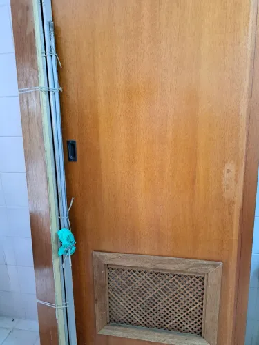 Porta para cozinha ou varanda , madeira ótima com trilho e toda completa. Medidas 1,97 X