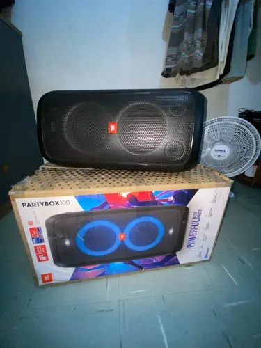 Vendo caixa JBL PARTYBOX 100 em excelente estado de uso!