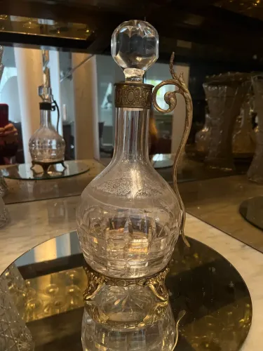 Garrafa em cristal vintage com detalhes em metal