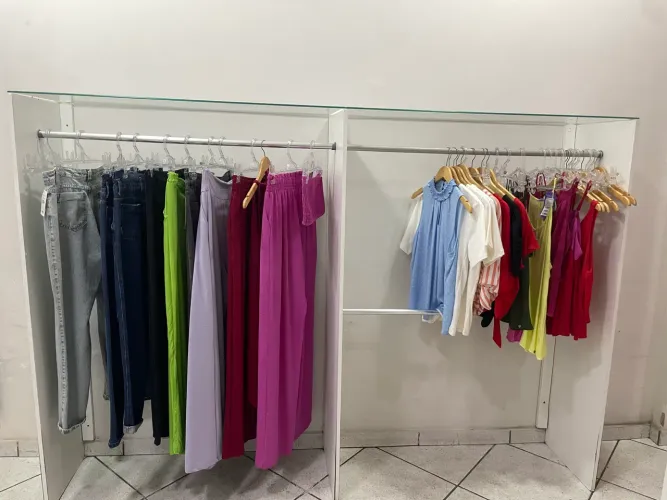 Arara de roupa com prateleira de vidro