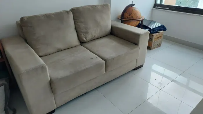 Sofá para 2 pessoas em camurça
