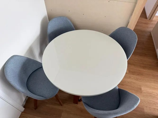Mesa de Jantar Redonda 1,10m com 4 Cadeiras Dilly | Vidro Off-White | Excelente Estado