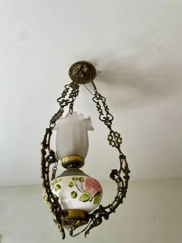 Lustre vintage em louça decorada e cúpula