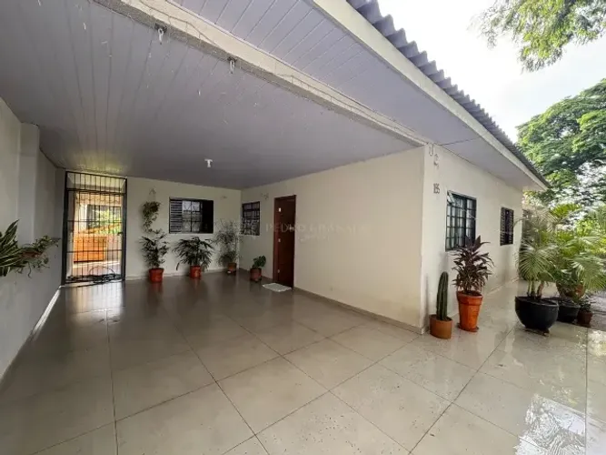 Casa terreno inteiro em Maringá-PR