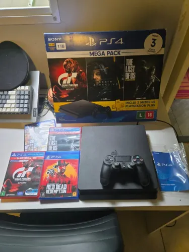 PLAYSTATiON 4