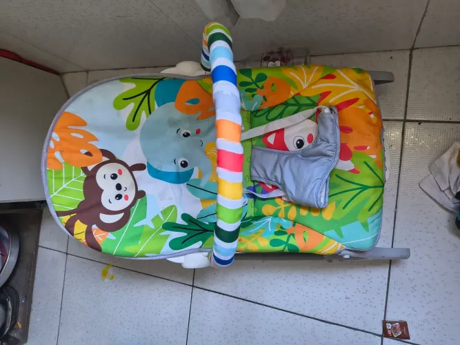Cadeirinha vibratória de bebê