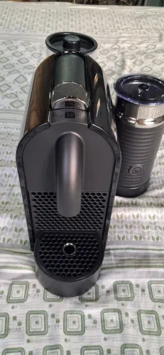 Cafeteira automática compacta Nespresso Umilk D55
