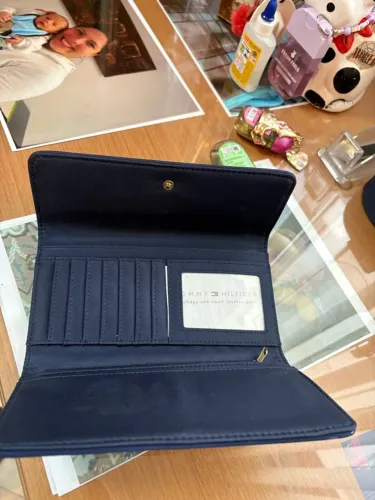 Carteira Tommy Hilfiger feminina - nova, mas com desgaste de guardado