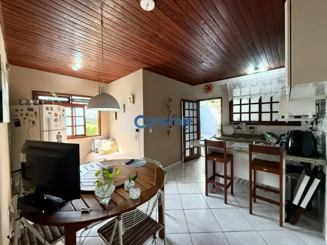 Casa com 02 dormitórios, Capoeiras - Florianópolis/SC