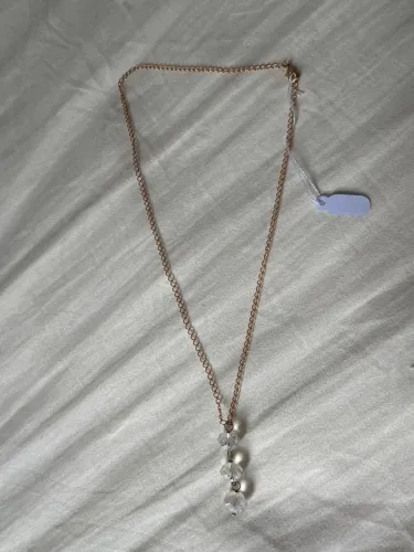 Colar dourado com 3 bolas de cristal