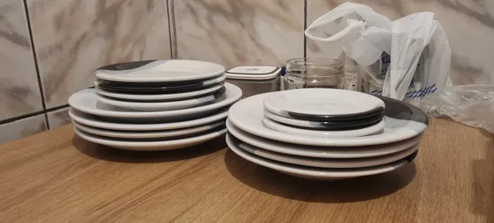Kit jantar 15pcs , pratos rasos, fundos, médios lanches e pires. Cerâmica, segunda linha 
