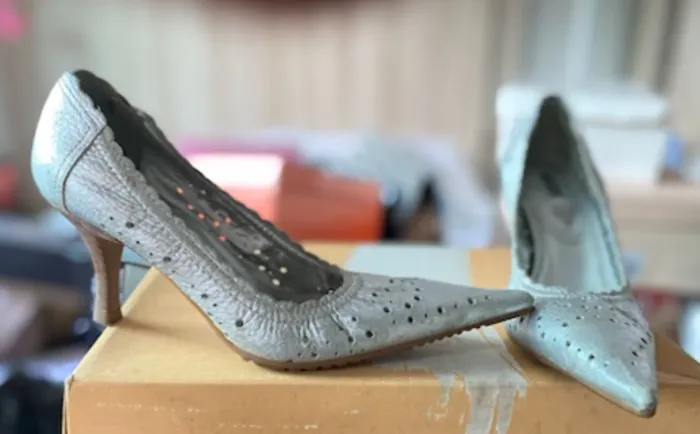 Scarpin Schütz Lovers - tamanho 33 - prata