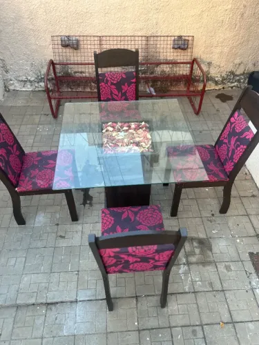 Mesa de vidro com quatro cadeiras