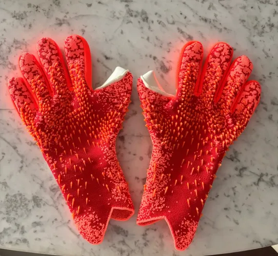 Luva de goleiro nova