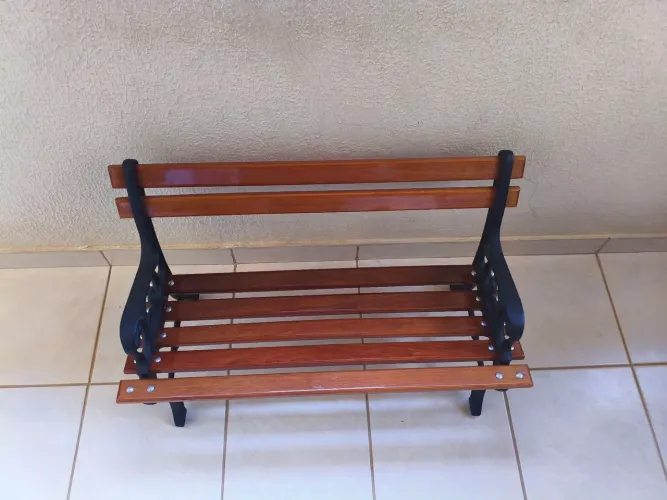 Banco estilizado para crianças. Suporta peso de adultos também.