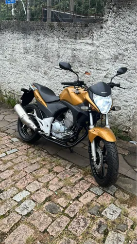 Vendo Cb 300r moto é zera tudo em dia transfiro na hora placa nova