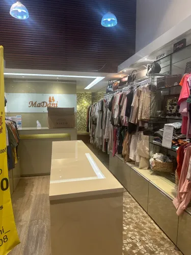 Oportunidade única ! ESTOQUE de roupas das melhores marcas c/ grade de tamanhos !