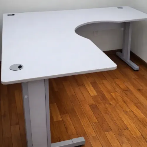 Mesa de escritório em formato de L