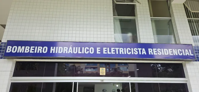 Vendo fachada metálica para lojas aproximadamente 6m