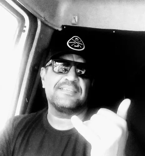 Me ofereço,,motorista caminhão truck, ! Disponibilidade viagens 