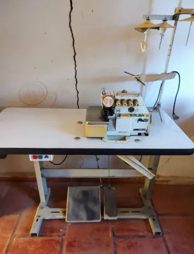MÁQUINA DE OVERLOCK SIRUBA 