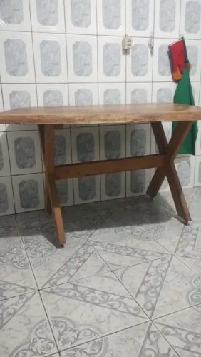 Mesa rústica de madeira maciça